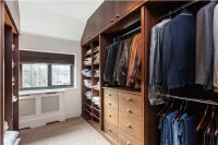 Гардеробная комната с двухсторонним расположением шкафов Гардеробная комната с двухсторонним расположением шкафов