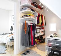 Маленькая гардеробная в мансардном помещении Маленькая гардеробная в мансардном помещении