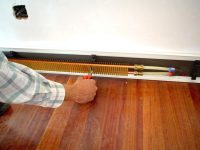 Систему водяного теплого плинтуса необходимо обязательно протестировать на герметичность Систему водяного теплого плинтуса необходимо обязательно протестировать на герметичность