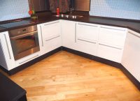 Электрический теплый плинтус, встроенный в кухонную мебель Электрический теплый плинтус, встроенный в кухонную мебель