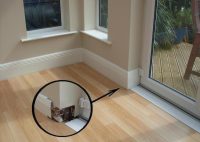 Водяной теплый плинтус смонтирован внутри настенного молдинга Водяной теплый плинтус смонтирован внутри настенного молдинга