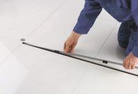 Шаг 4: укладка плитки, установка декоративной решетки трапа Шаг 4: укладка плитки, установка декоративной решетки трапа