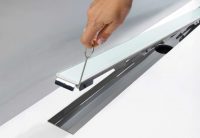 Стеклянный сливной трап в современном дизайне Стеклянный сливной трап в современном дизайне