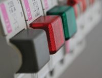 Первые модели устройств защиты содержали трансформатор дифференциального тока и поляризованное магнитное реле Первые модели устройств защиты содержали трансформатор дифференциального тока и поляризованное магнитное реле