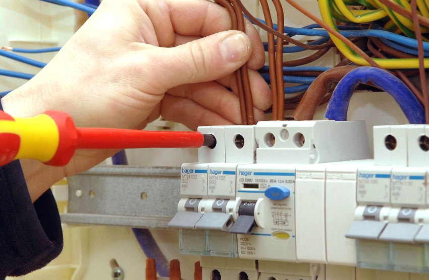 УЗО защищает в случаях замыкания фазного провода и неправильного монтажа проводки