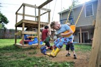 Спортивный и игровой комплекс можно сконструировать самостоятельно из деревянных балок Спортивный и игровой комплекс можно сконструировать самостоятельно из деревянных балок