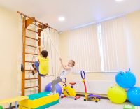 Многие родители отдают предпочтение детским спортивным комплексам, изготовленным из дерева Многие родители отдают предпочтение детским спортивным комплексам, изготовленным из дерева