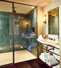 Для того, чтобы интерьер ванной комнаты был гармоничным, оттенки плитки и другой отделки необходимо сочетать в соответствии с цветовой схемой