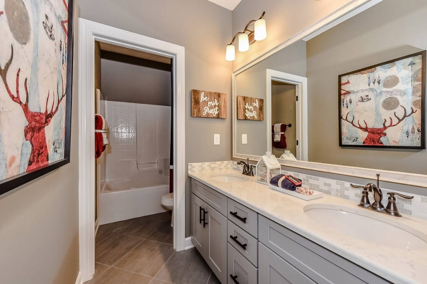 Плитку можно использовать для облицовки не всего помещения ванной комнаты, а только определенных зон