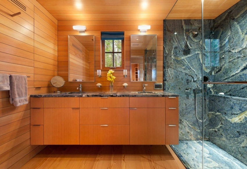 Пример использования двух видов плитки с имитацией в интерьере ванной комнаты