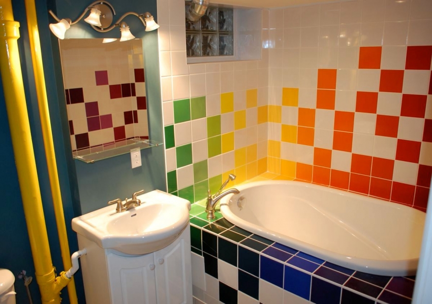 Маленькая ванная комната оформлена с использованием разноцветной квадратной плитки