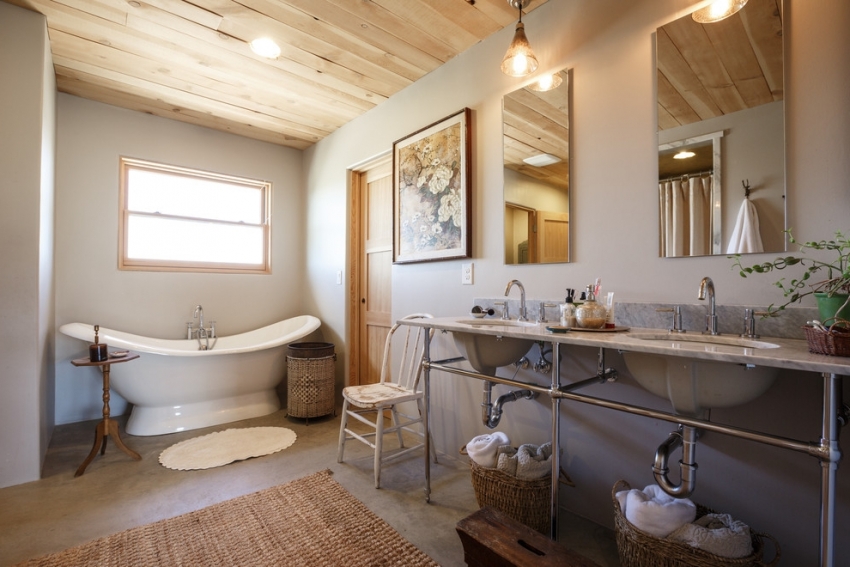 Для оформления интерьера ванной в стиле прованс чаще всего используется плитка под дерево