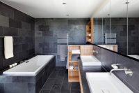 Пример облицовки ванной комнаты с использованием плитки с имитацией камня