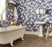 Сложный рисунок укладки керамической плитки на стенах ванной комнаты требует точной разметки и навыков работы