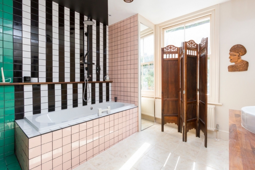 С помощью ярких вставок из керамической плитки можно зонировать пространство ванной комнаты
