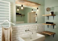 В современном дизайне популярен прием комбинирования керамической плитки и простой покраски стен водоустойчивой краской