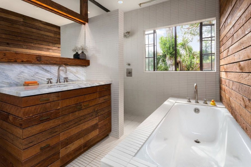 Белая плитка для ванной красиво сочетается с натуральной древесиной