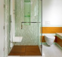 Зрительно разделить пространство ванной комнаты можно, использовав плитку контрастного цвета