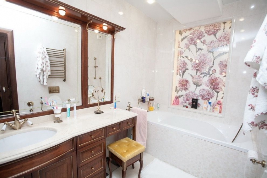 Одинаковая отделка на стенах и полу придаёт ванной комнате особый шарм
