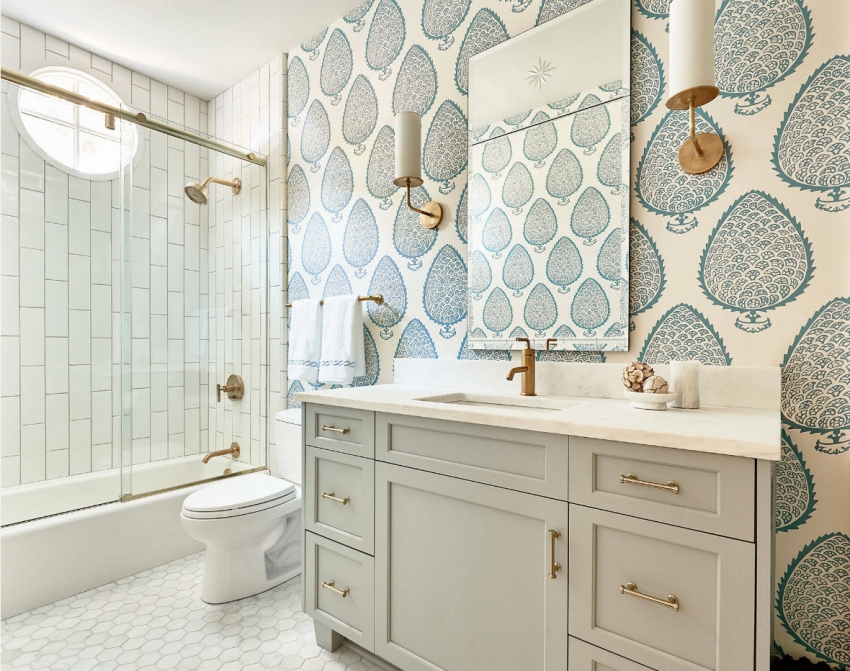 Для оформления ванной комнаты в классическом стиле, можно использовать влагостойкие обои