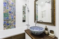 Придать выразительности ванной комнате можно при помощи ярких элементов декора или вставок из контрастной плитки
