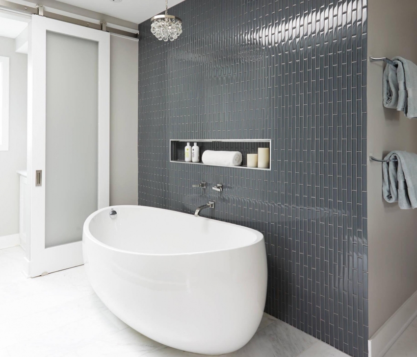 Пример использования плитки для отделки акцентной стены в ванной комнате