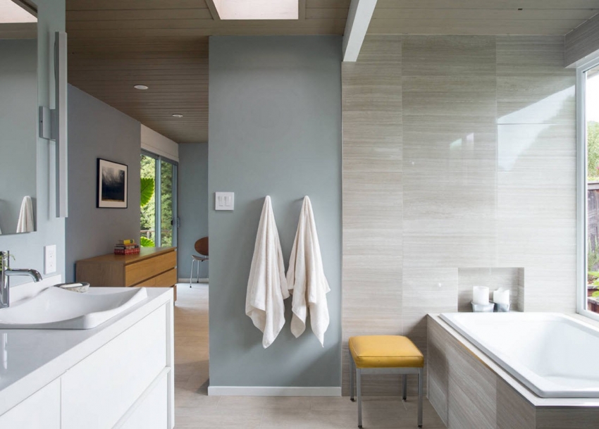 Визуально расширить пространство ванной комнаты можно, использовав для отделки глянцевые виды керамической плитки