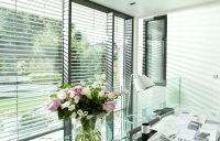 Для рабочей зоны или кабинета лучше использовать шторы жалюзи, которые позволяют регулировать уровень освещения на протяжении дня Для рабочей зоны или кабинета лучше использовать шторы жалюзи, которые позволяют регулировать уровень освещения на протяжении дня