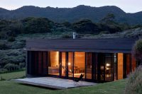 В ветреных регионах лучше устанавливать окна с закаленными стеклами