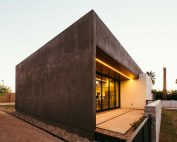 Постройки из газосиликатных блоков обладают высокой прочностью и теплоаккумулирующими свойствами, что позволяет установить большие панорамные окна Постройки из газосиликатных блоков обладают высокой прочностью и теплоаккумулирующими свойствами, что позволяет установить большие панорамные окна