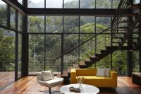 Для остекления больших участков стен используются прочные металлические рамы Для остекления больших участков стен используются прочные металлические рамы