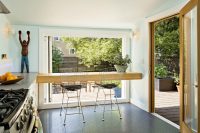 Благодаря большим панорамным окнам можно создать уникальный и необычный дизайн кухни Благодаря большим панорамным окнам можно создать уникальный и необычный дизайн кухни