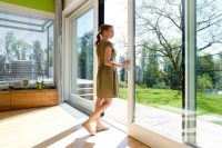 Благодаря панорамным окнам можно экономить на электричестве, поскольку в помещении всегда будет много естественного света Благодаря панорамным окнам можно экономить на электричестве, поскольку в помещении всегда будет много естественного света