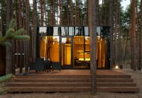 Стоимость постройки коттеджа и возможности установить панорамные окна зависит от выбора строительных материалов Стоимость постройки коттеджа и возможности установить панорамные окна зависит от выбора строительных материалов