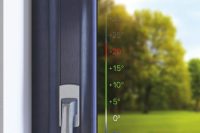 В стеклопакете смарт-окна стекло нагревается электиричеством, подведенным к оконной конструкции В стеклопакете смарт-окна стекло нагревается электиричеством, подведенным к оконной конструкции