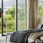 Дом с панорамными окнами: фото примеры красивого французского остекления