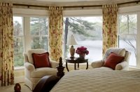 Французское остекление в спальне популярно в загородных домах, где низкой уровень шума извне Французское остекление в спальне популярно в загородных домах, где низкой уровень шума извне