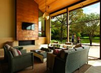 С помощью французского остекления можно зонировать гостинную, создавая ощущение открытого пространства С помощью французского остекления можно зонировать гостинную, создавая ощущение открытого пространства