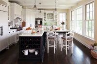 Панорамные деревянные окна красиво сосчитаются с кухней в классическом стиле Панорамные деревянные окна красиво сосчитаются с кухней в классическом стиле