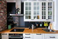 Бюджетными и современными вариантами обновления кухня являются открытая кирпичная кладка и покраска стен грифельной краской