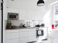 Современный скандинавский стиль оформления интерьера визуально расширяет пространство небольшой кухни