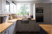 Для экономии пространства малогабаритной кухни следует использовать технику, которую можно встроить непосредственно в кухонный гарнитур