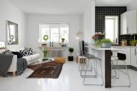 Многие владельцы современных, небольших квартир предпочитают объединять маленькую кухню с гостиной