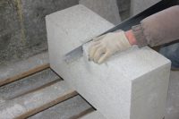 В состав блока из полистиролбетона входят гранулы полистирола, цемент, песк и различные добавки