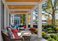 Веранда может украшать главный фасад здания и быть совмещена с крыльцом Веранда может украшать главный фасад здания и быть совмещена с крыльцом