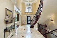 Парадную лестницу, спроектированную как ключевой элемент интерьера, чаще размещают в гостиной-холле Парадную лестницу, спроектированную как ключевой элемент интерьера, чаще размещают в гостиной-холле