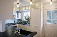 В малогабаритных кухнях гарнитур можно разместить "П" образно  В малогабаритных кухнях гарнитур можно разместить "П" образно