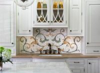 Белоснежные фасады с витражными стеклами-вставками визуально расширяют пространство Белоснежные фасады с витражными стеклами-вставками визуально расширяют пространство