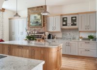 Использование полотен и репродукций картин известных художников является отличительной чертой декора кухни-классики Использование полотен и репродукций картин известных художников является отличительной чертой декора кухни-классики