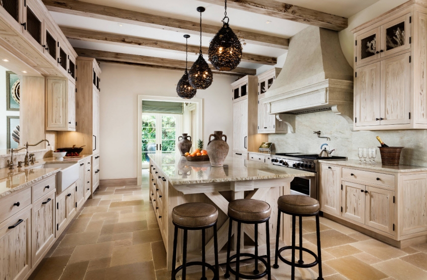 Чтобы подчеркнуть благородство классического стиля можно приобрести кухонный гарнитур из специально состаренного дерева